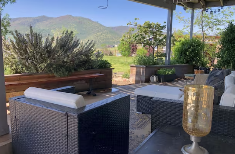 Cedar Mountian View Relax with the whole family at this peaceful place to stay. Enjoy the panoramic views of the Rogue Valley. Just minutes from downtown Ashland this home is great for family getaways. This kid friendly country home features a game room, designated work space, peaceful outdoor getaways, hot tub, trampoline, ping pong table, exercise equipment, hammock, bbq and did we mention views!!! The downstairs bedroom has its own private entrance and full bathroom.